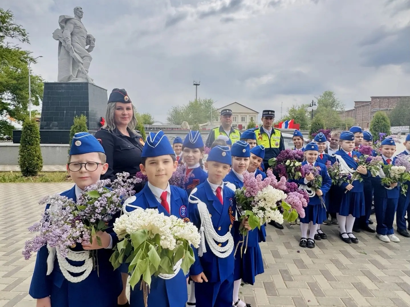 Память в сердце: арзгирские автоинспекторы и юные инспекторы движения возложили цветы к Вечному огню.