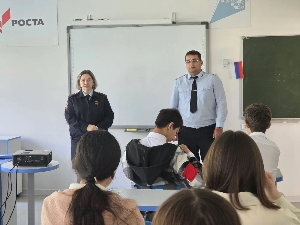 За безопасность юных водителей: полицейские Арзгирского округа провели беседу со старшеклассниками.